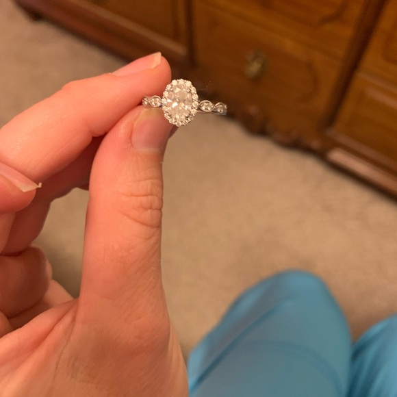 Engagement ring - Picture 5 of 7